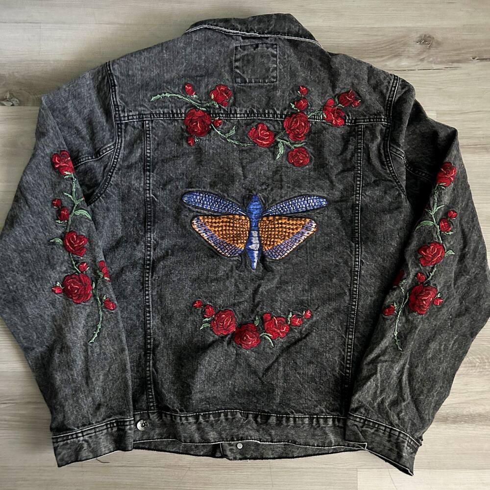BDG Urban Outfitters Gray Acid Wash Denim Jacket Rose Insect Embroidery Sz XL